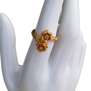 VINTAGE 18K GOLD PLATED ROSES DESIGN RING WITH CRYSTAL ACCENTS  SIZE 6